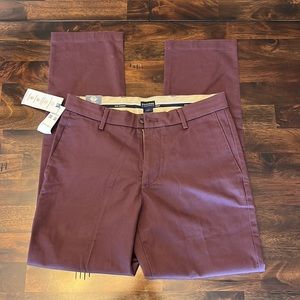 Dockers Men’s Signature Khaki Chinos. Slim fit, Lux cotton stretch. Size 30x30.